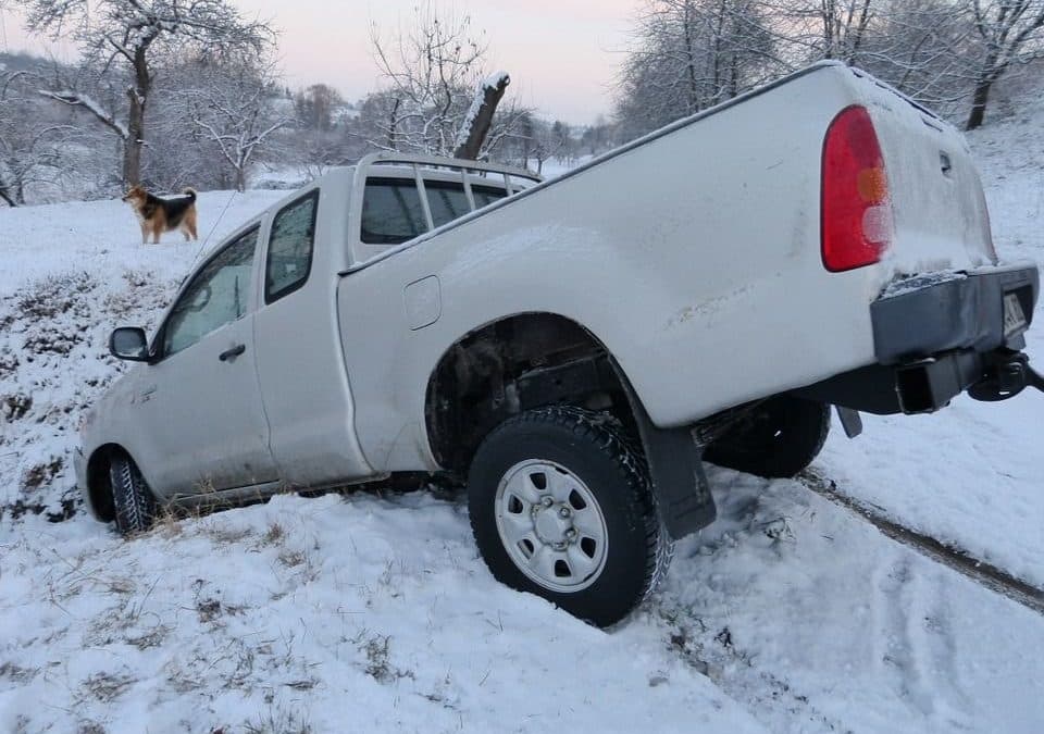 wypadek- auto pickup wjechał w zaścnieżone pole