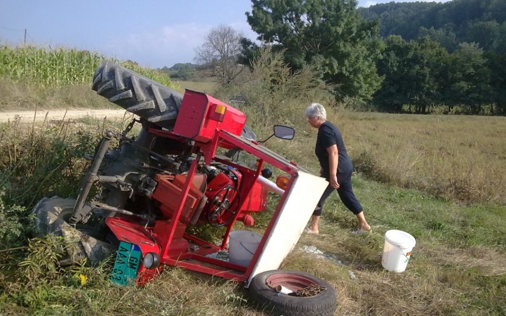 wypadek w rolnictwie, przewrócony traktor