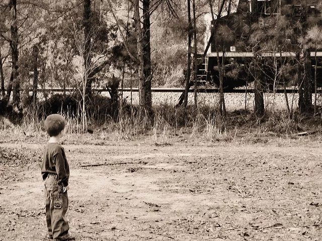 wypadek dziecka- chłopiec stojący przed ścianą lasu