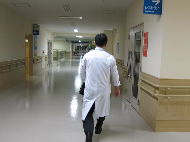 idący lekarz w szpitalu