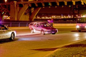 opinia biegłego- samochód stoi w nocy w poprzek drogi obok osoba