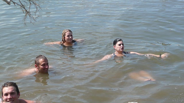 kilka osób pływających w jeziorze