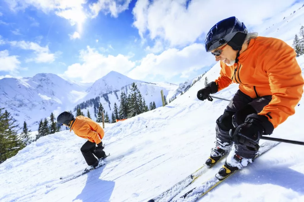 starszy narciarz zjeżdżający ze stoku, odszkodowanie dla narciarza amatora