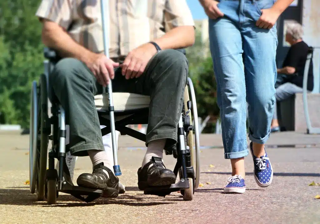 odszkodowanie za uszczerbek na zdrowiu, pacjent na wózku inwalidzkim