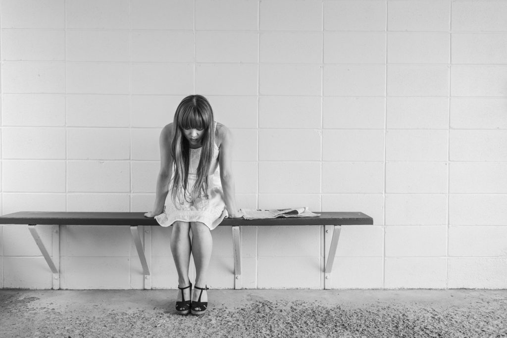 smutna dziewczynka, zespół stresu pourazowego (PTSD) a odszkodowanie